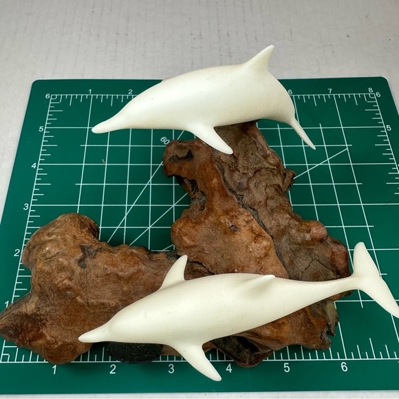 VINTAGE John Perry Dolphin Sculpture with white durable resin on burl wood base. - Picture 8 of 11